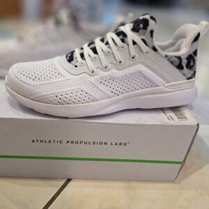 NEW in the box APL Women's Techloom Tracer 7